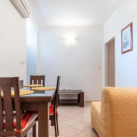Goge Apartment Split