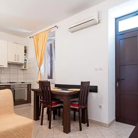 Goge Apartment Split